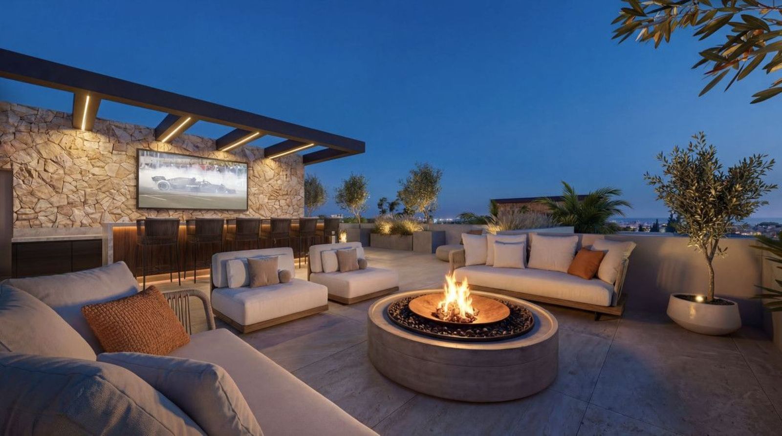 Luxuriöse Dachterrasse mit Sitzbereichen, Bar, Außenküche und einem stilvollen Feuerkorb, beleuchtet in der Abenddämmerung.