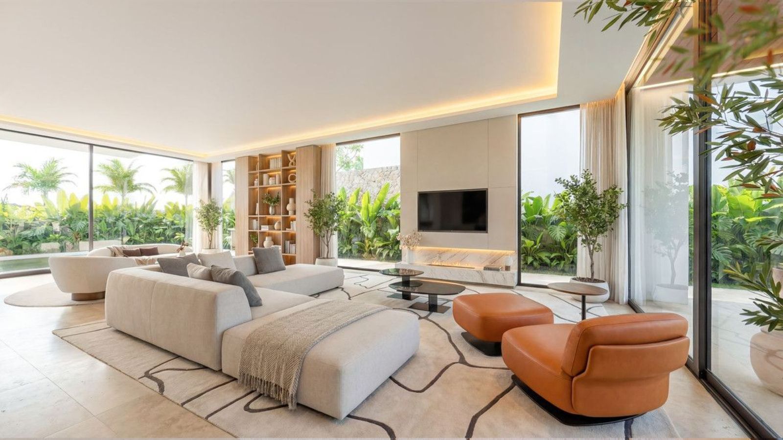 Modernes Wohnzimmer mit großen Fenstern und Blick auf üppige tropische Pflanzen.